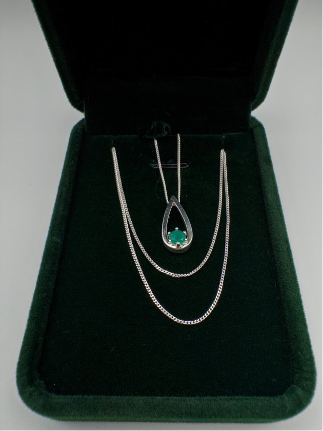 0,37 ct Natural Emerald Teardrop Pendant