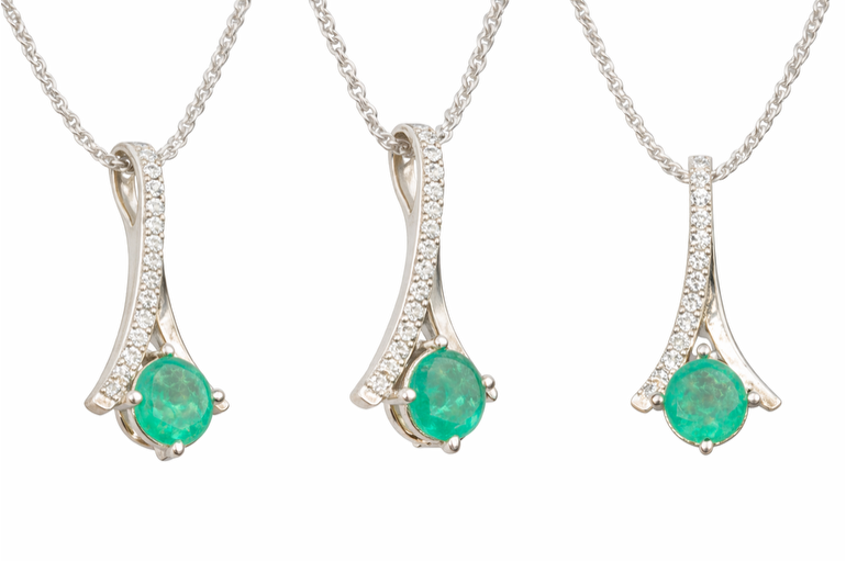 0,74 ct Emerald Accent Pendant