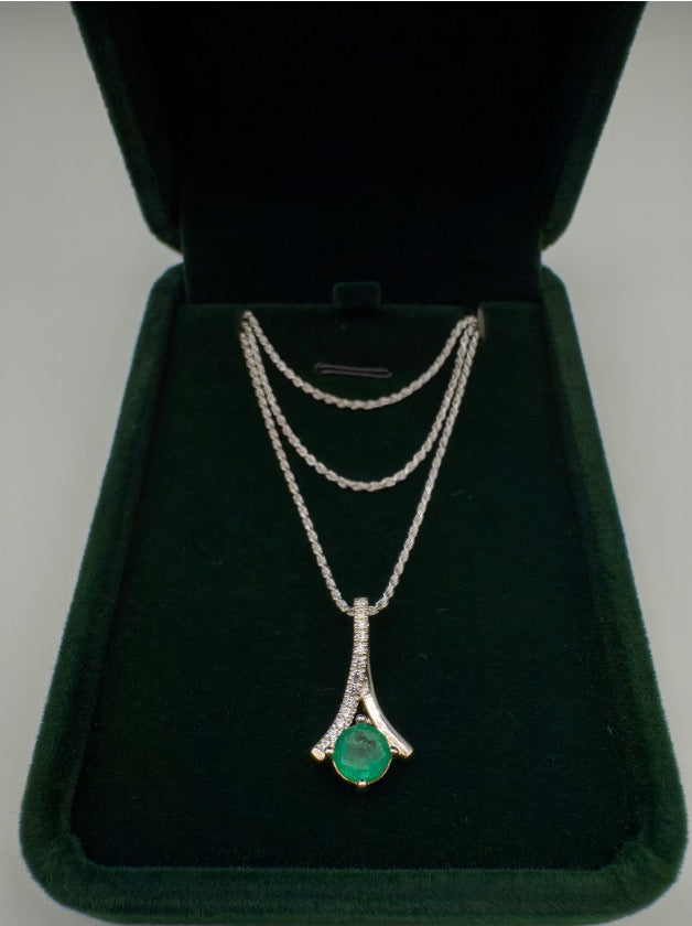 0,74 ct Emerald Accent Pendant