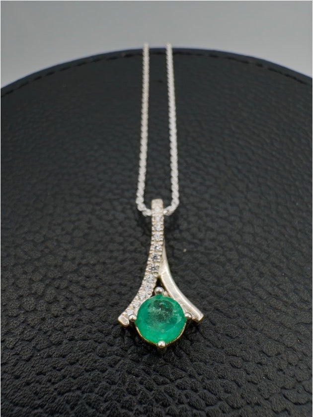 0,74 ct Emerald Accent Pendant