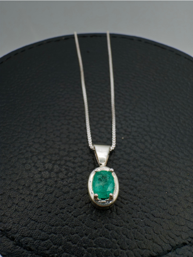 0,69 ct Emerald Pendant Necklace
