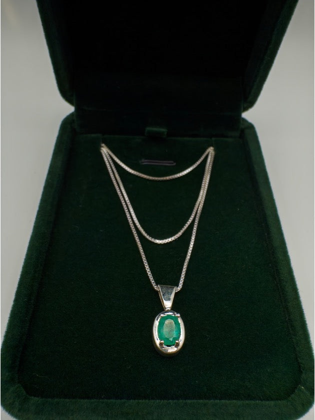 0,69 ct Emerald Pendant Necklace