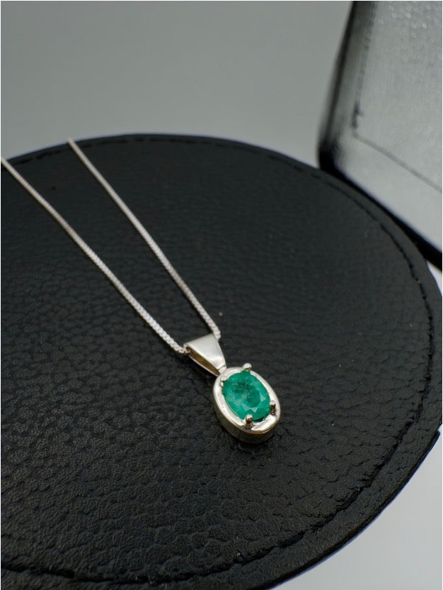 0,69 ct Emerald Pendant Necklace