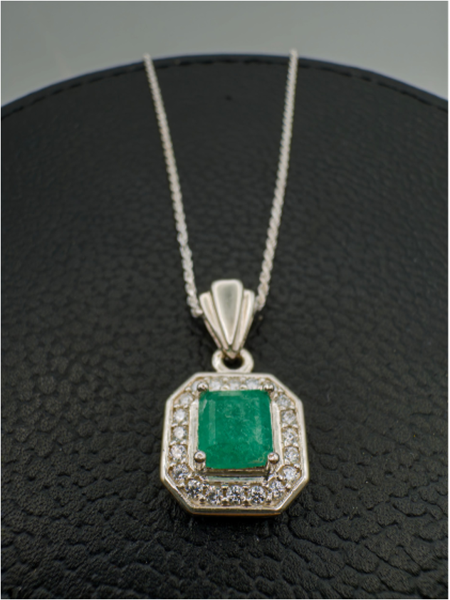 1,33 ct Colombian Emerald Halo Pendant