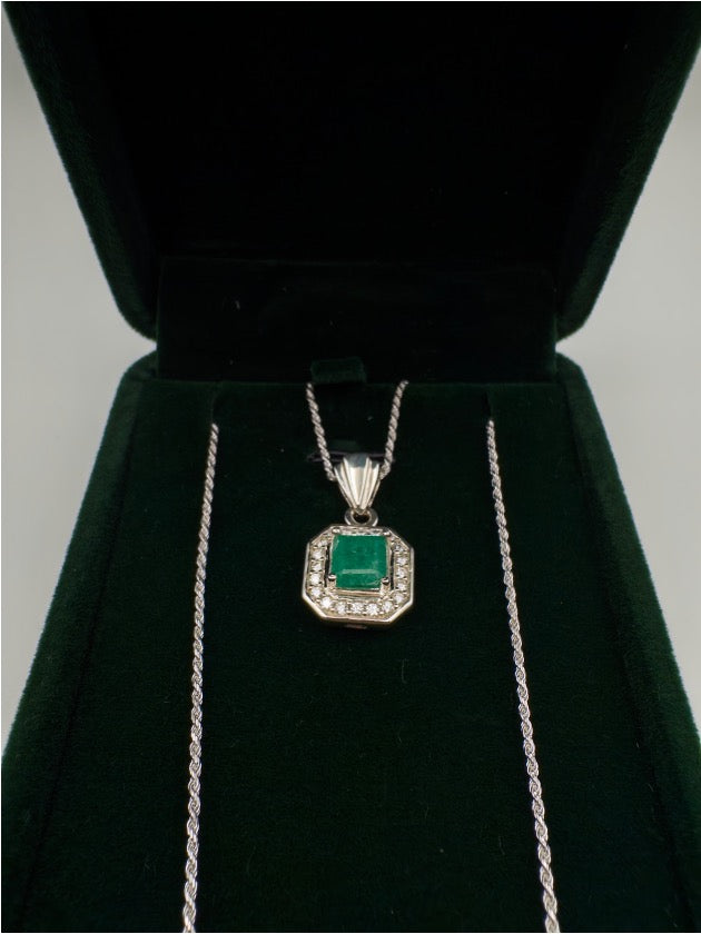 1,33 ct Colombian Emerald Halo Pendant